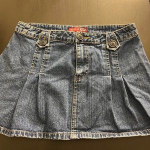 Cute Pleated Denim Mini-Skirt with back pockets - Sz 11